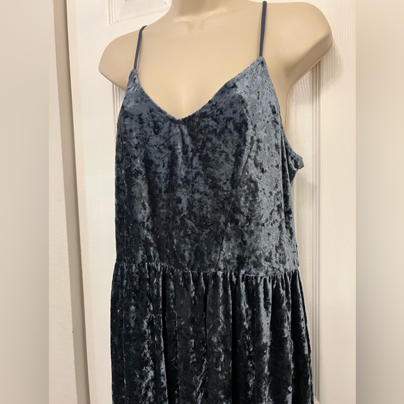 Crushed Velvet Shorts Romper - Picture 2 of 11